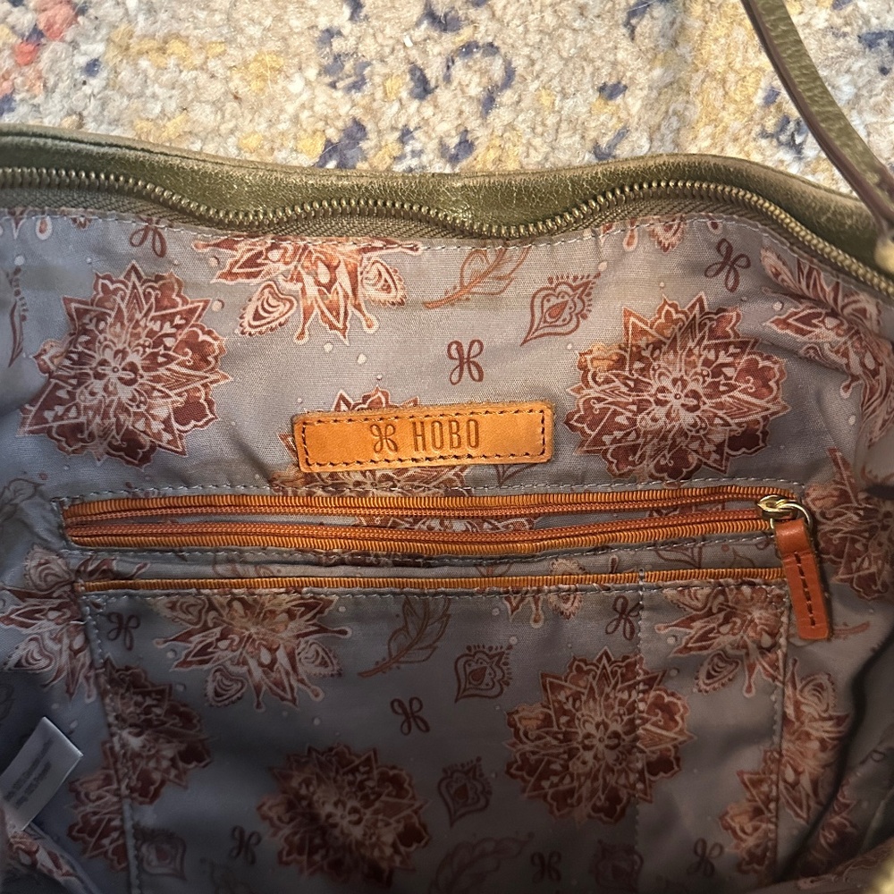 Hobo "Serra" leather shoulder bag in distressed Olive green w/inside pockets - Picture 9 of 16